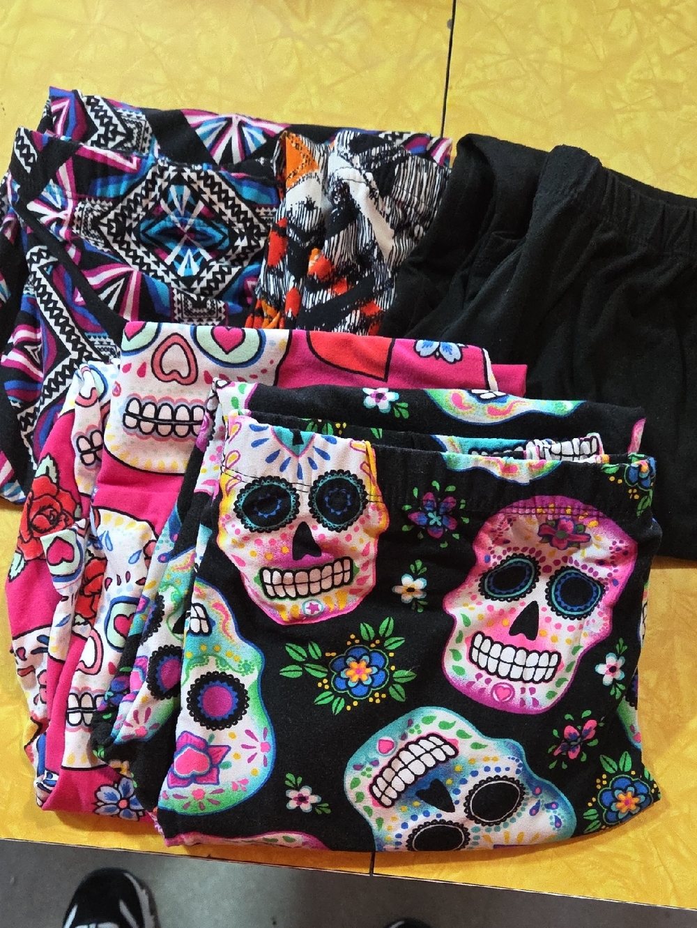 #15 No Boundaries Womens Sugar Skull Capris- Black, Pink, Multicolor Set Of 5